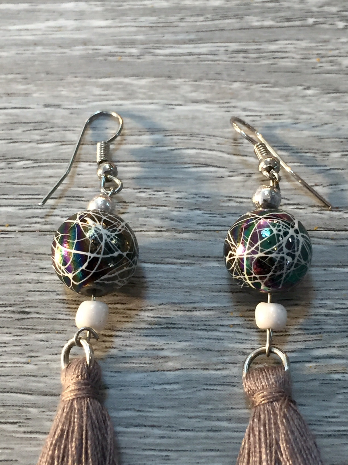 boucles d'oreilles grises avec pompon