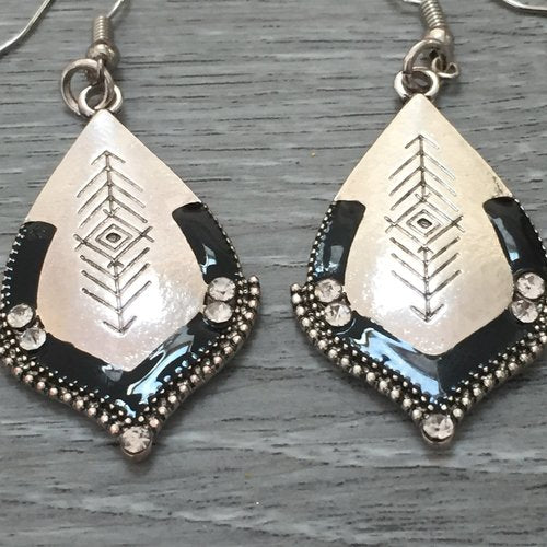 boucles d'oreilles argentées et noires
