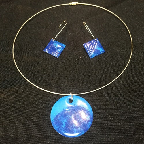 parure boucles d'oreilles, bague et collier bleu émailles