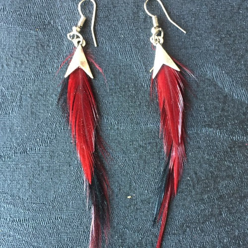 boucles d'oreilles plumes rouges et noires