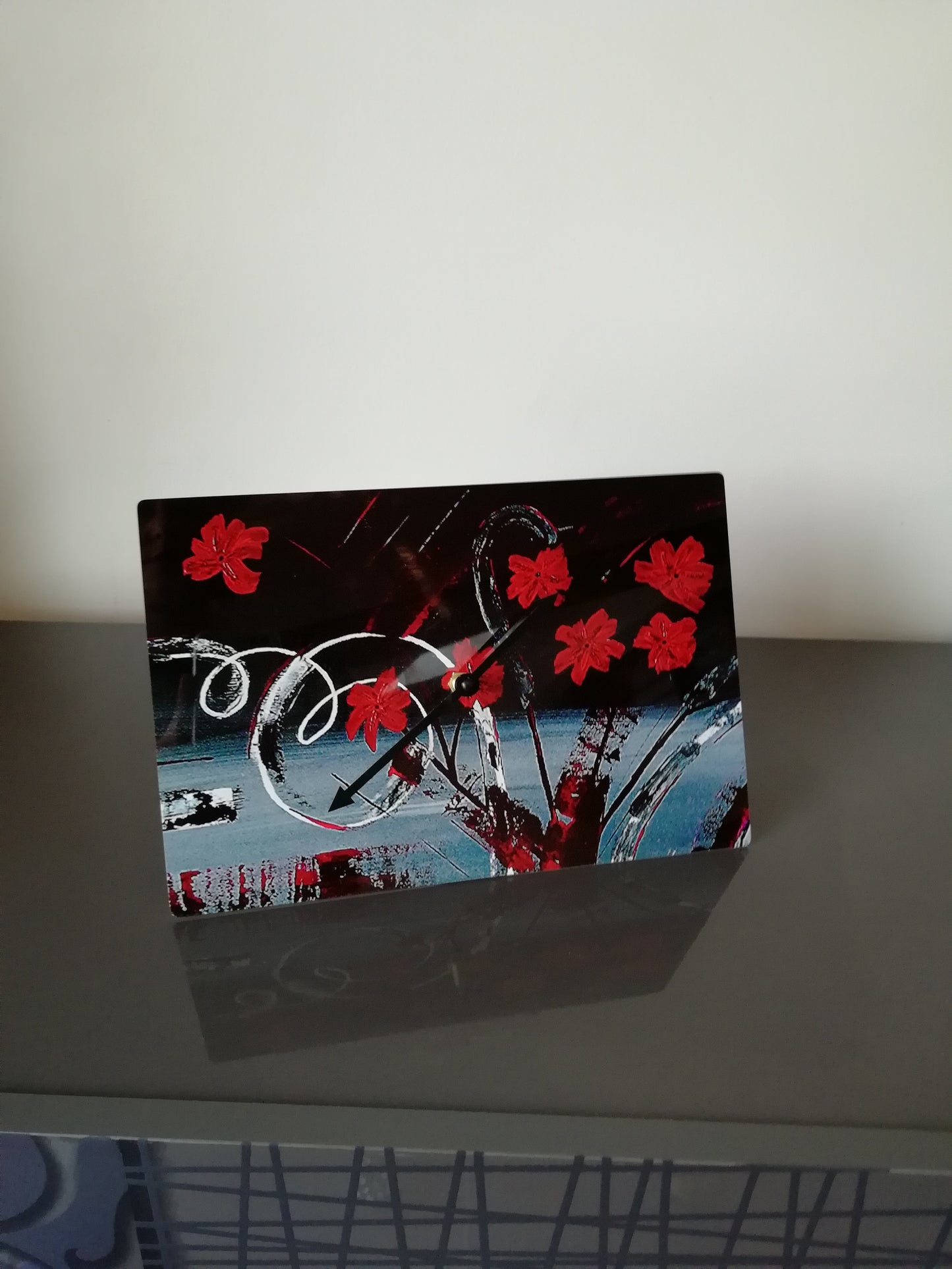 horloge aux fleurs rouges