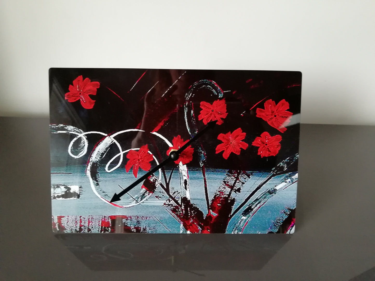 horloge aux fleurs rouges