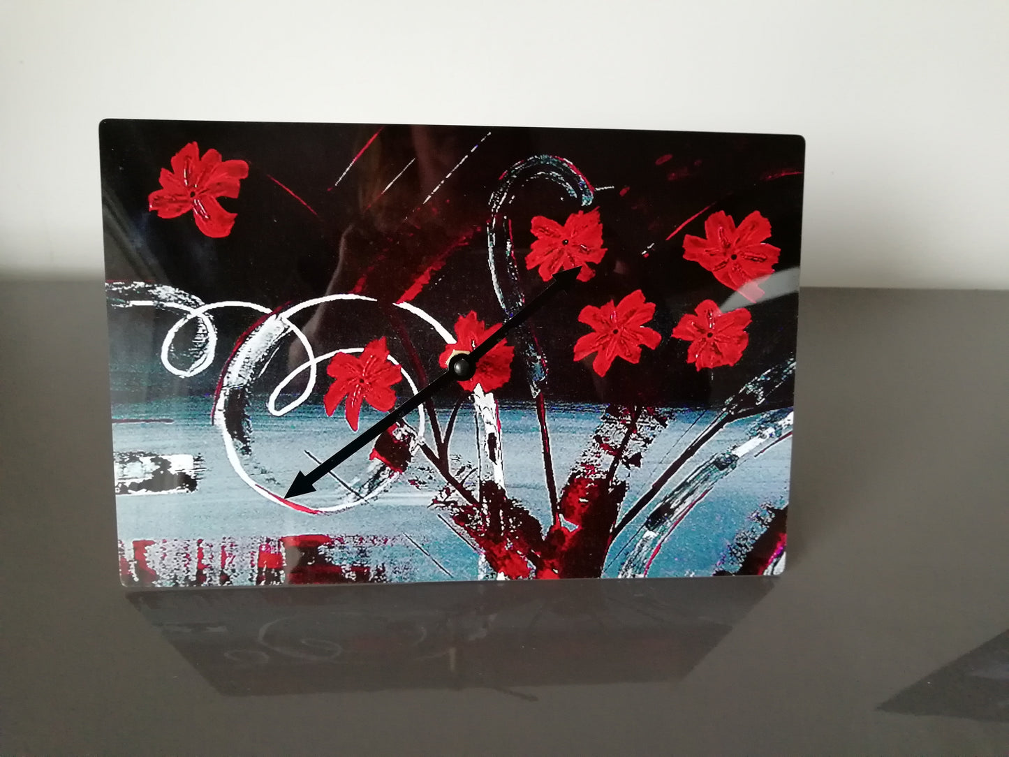 horloge aux fleurs rouges