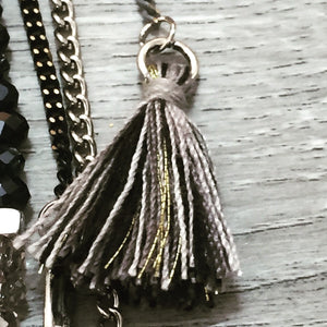 collier avec pendentif perles et plumes grises, blanches et noires vendu