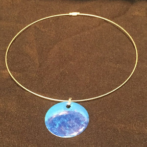 collier avec pendentif rond et bleu