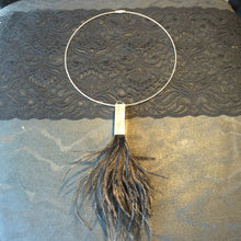 Charger l&#39;image dans la galerie, collier avec pendentif en plumes noires