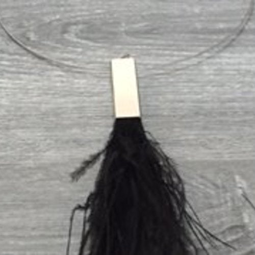 collier avec pendentif en plumes noires