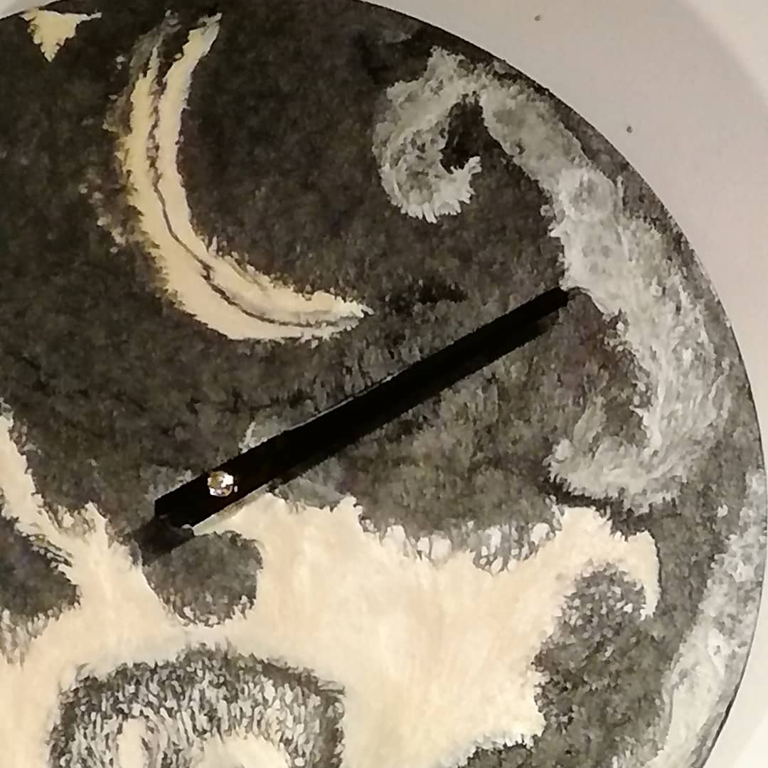 horloge noire et blanche "luna"