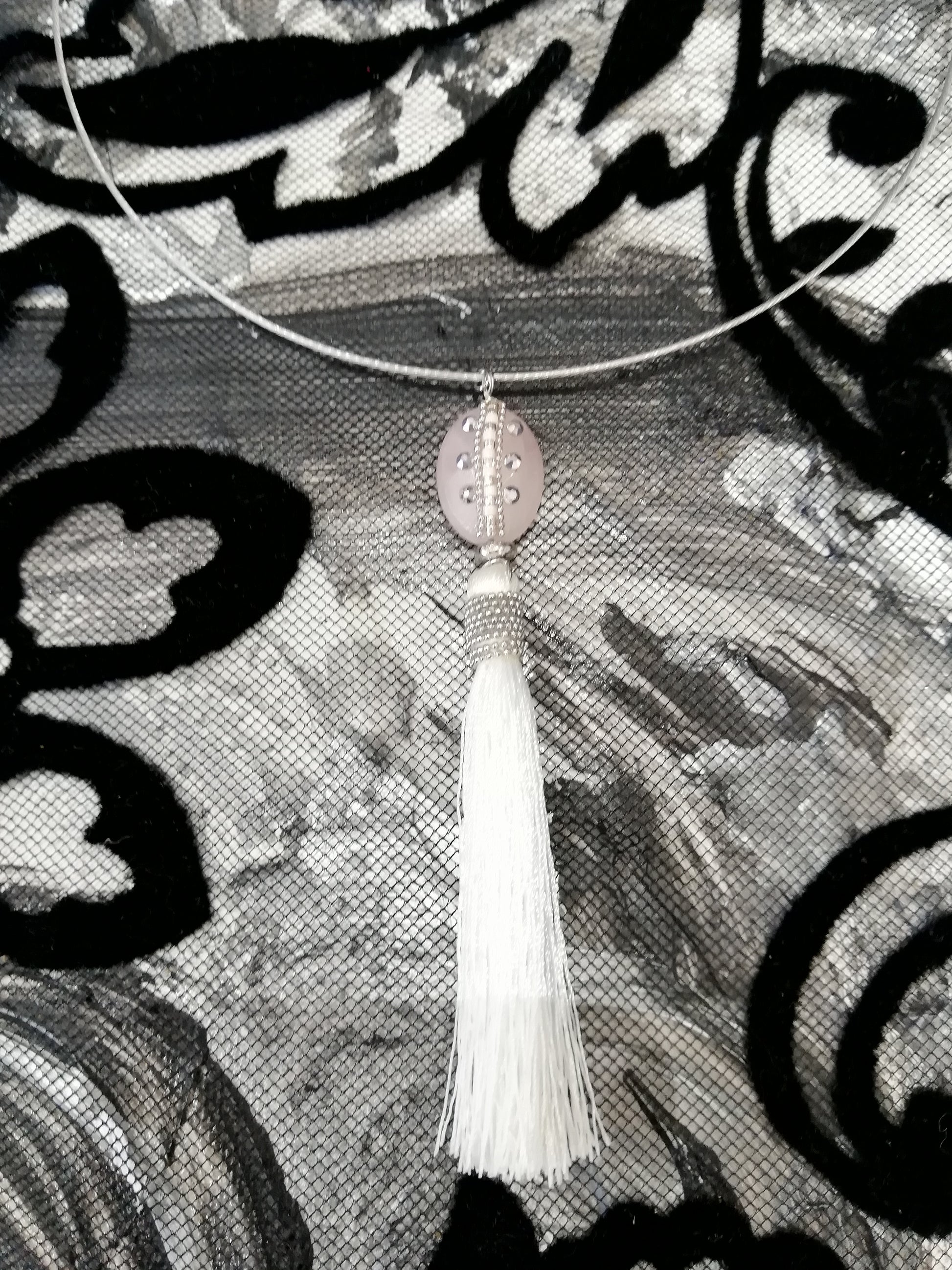 collier blanc et rose pâle