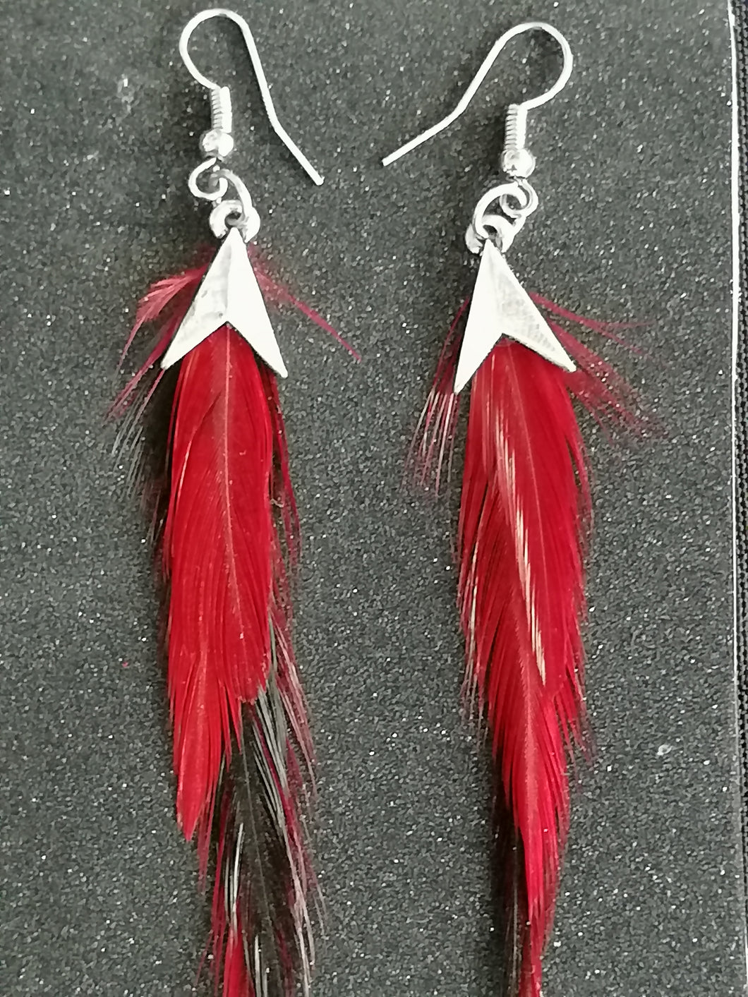 boucles d'oreilles plumes rouges et noires