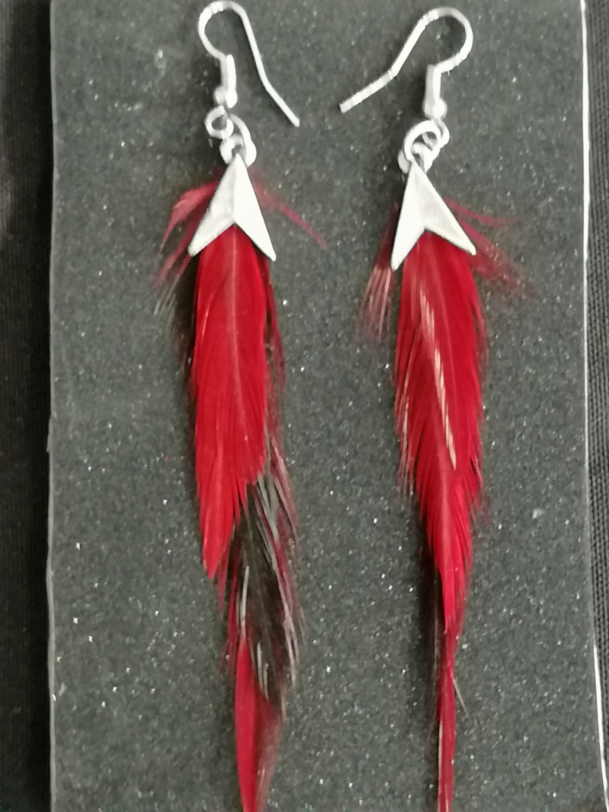 boucles d'oreilles plumes rouges et noires