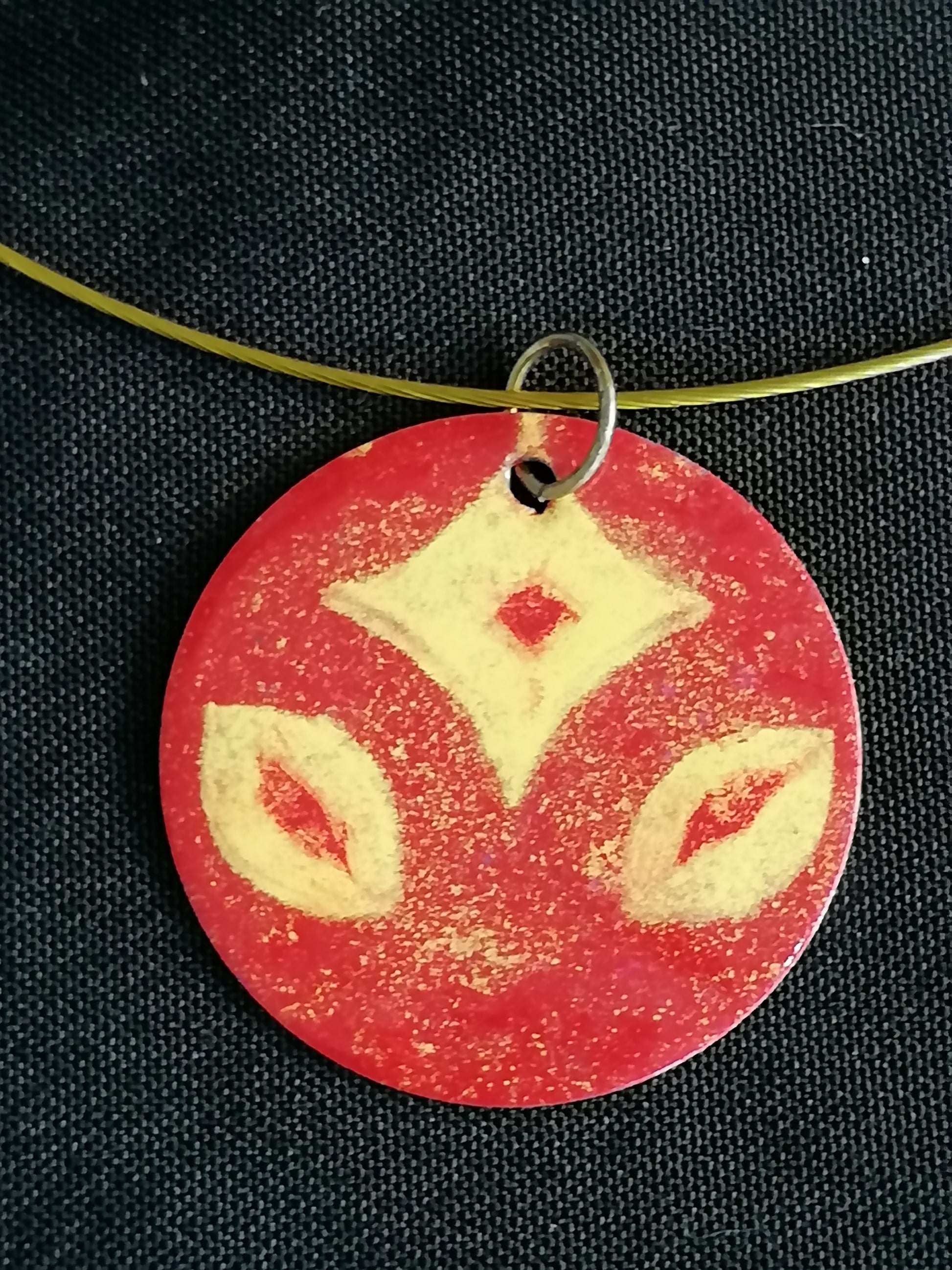 collier avec pendentif rouge et jaune