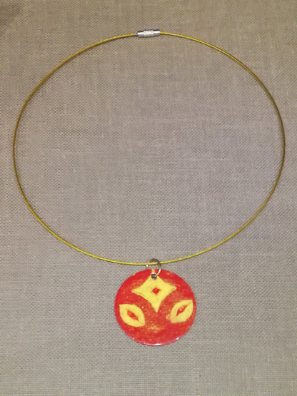 collier avec pendentif rouge et jaune