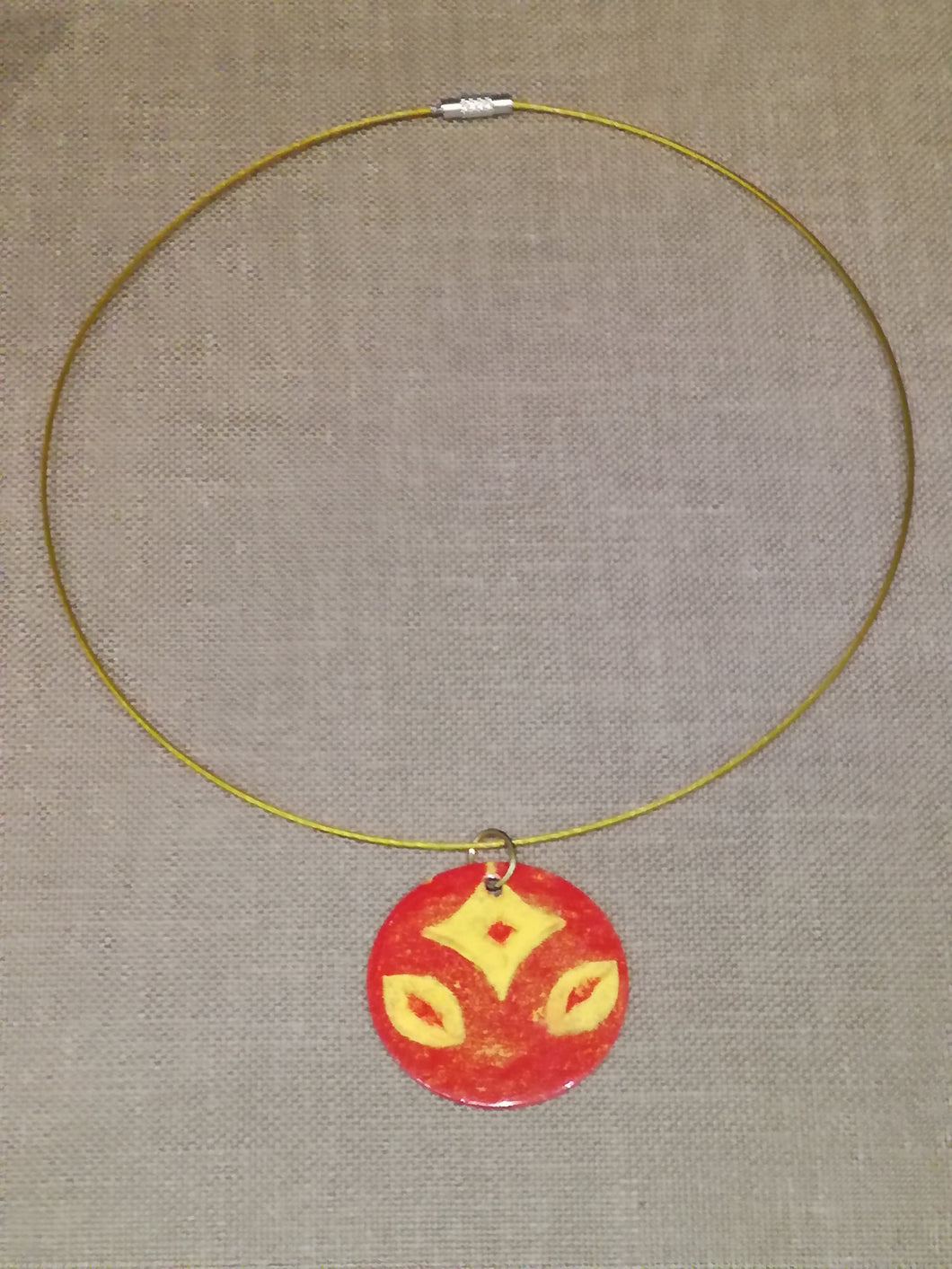 collier avec pendentif rouge et jaune