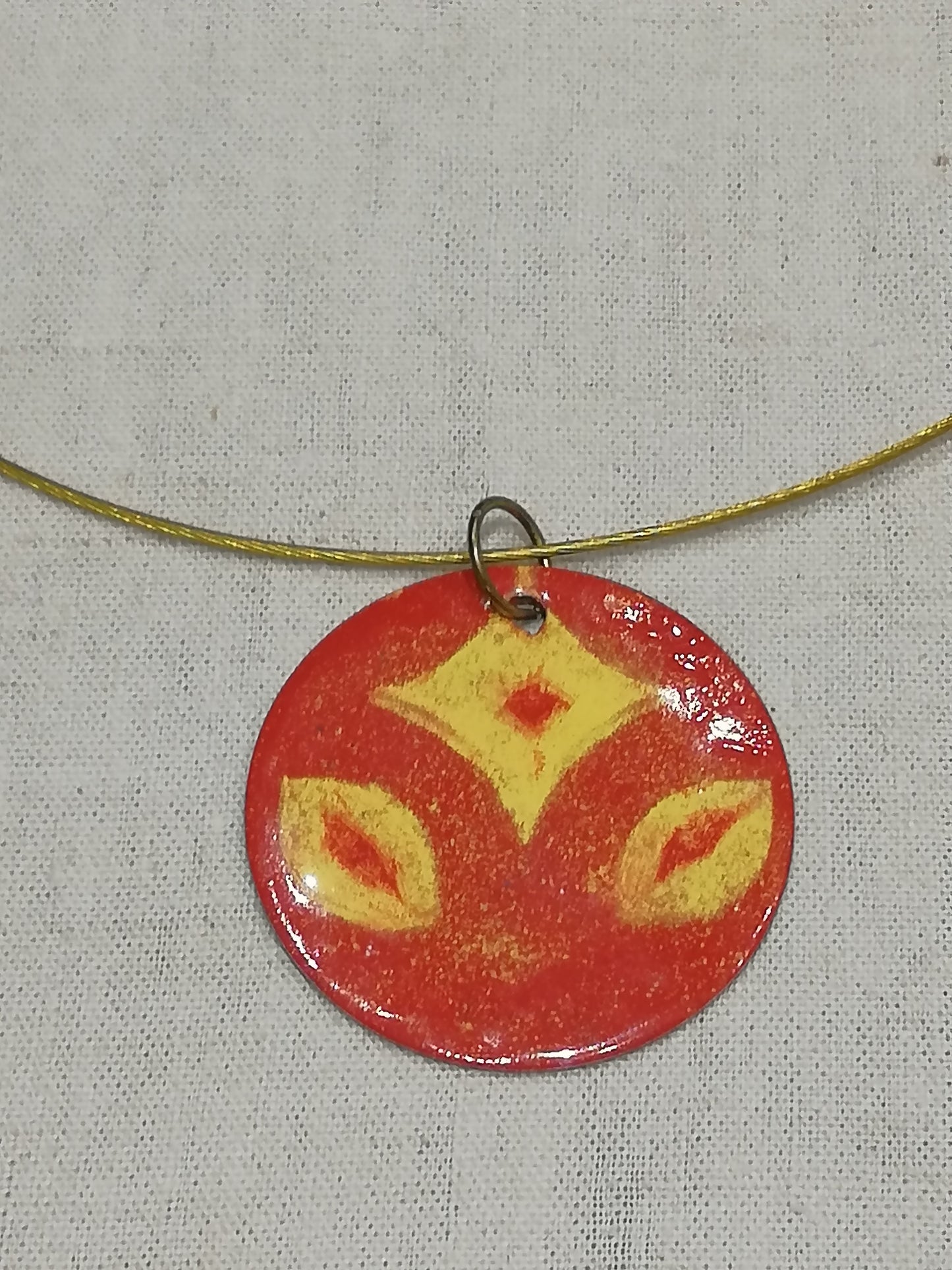 collier avec pendentif rouge et jaune