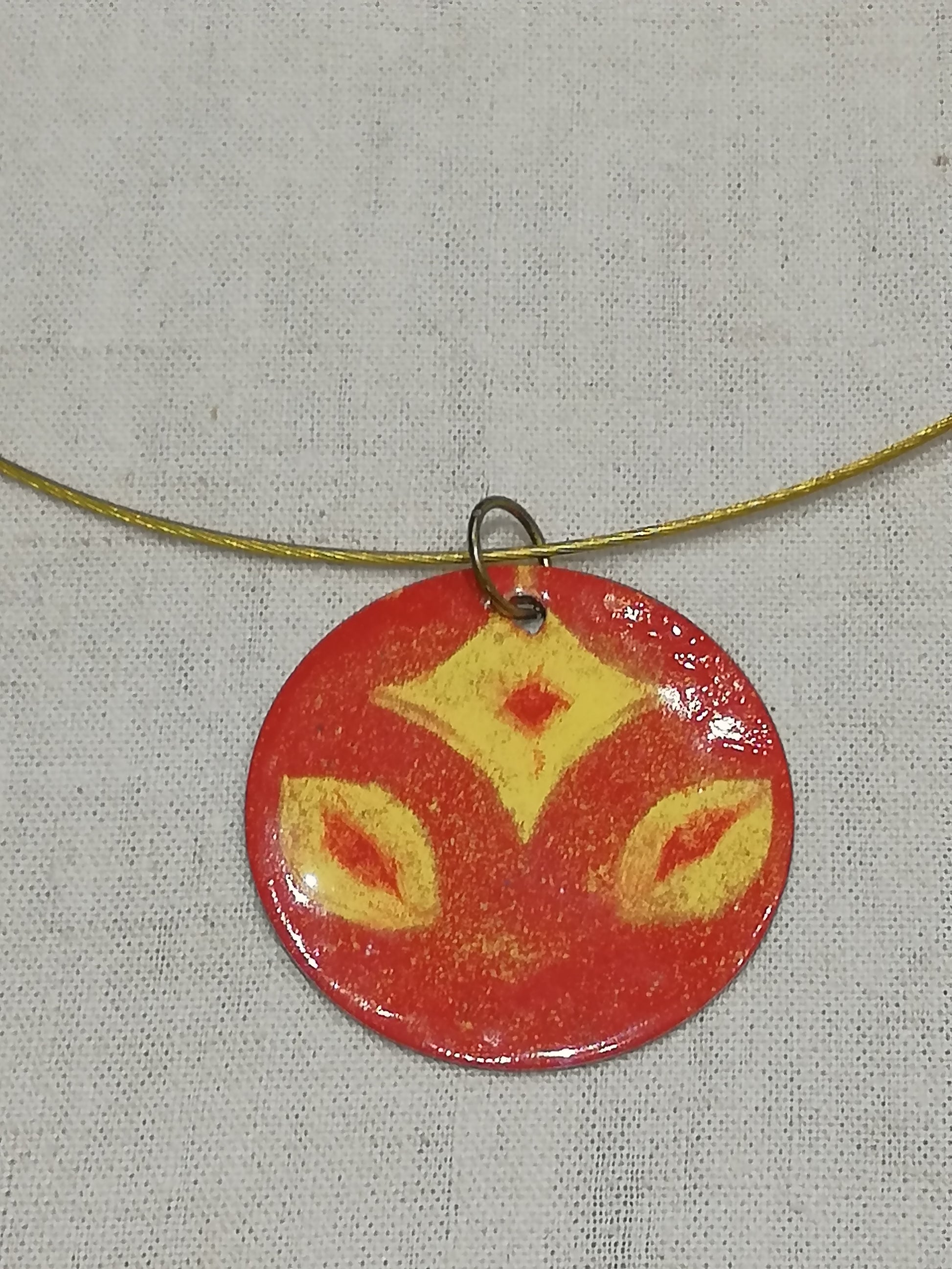 collier avec pendentif rouge et jaune