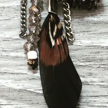 Charger l&#39;image dans la galerie, collier avec pendentif perles et plumes grises, blanches et noires vendu