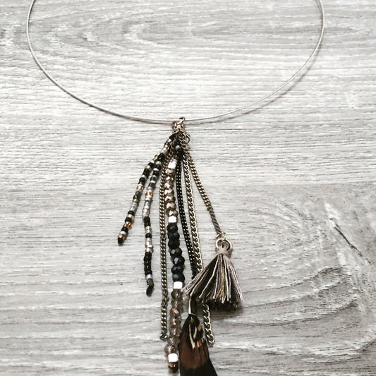 collier avec pendentif perles et plumes grises, blanches et noires vendu