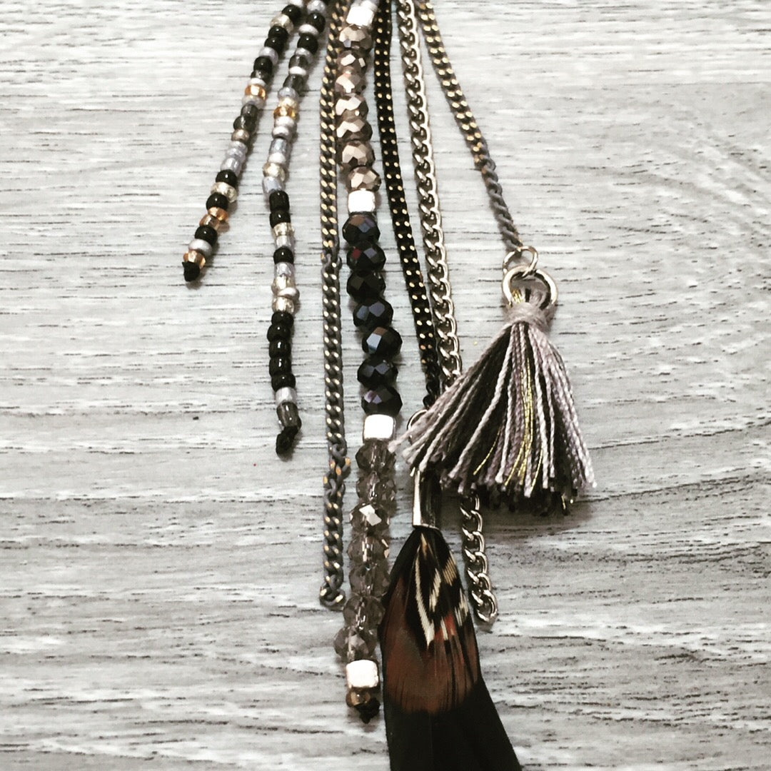 collier avec pendentif perles et plumes grises, blanches et noires vendu